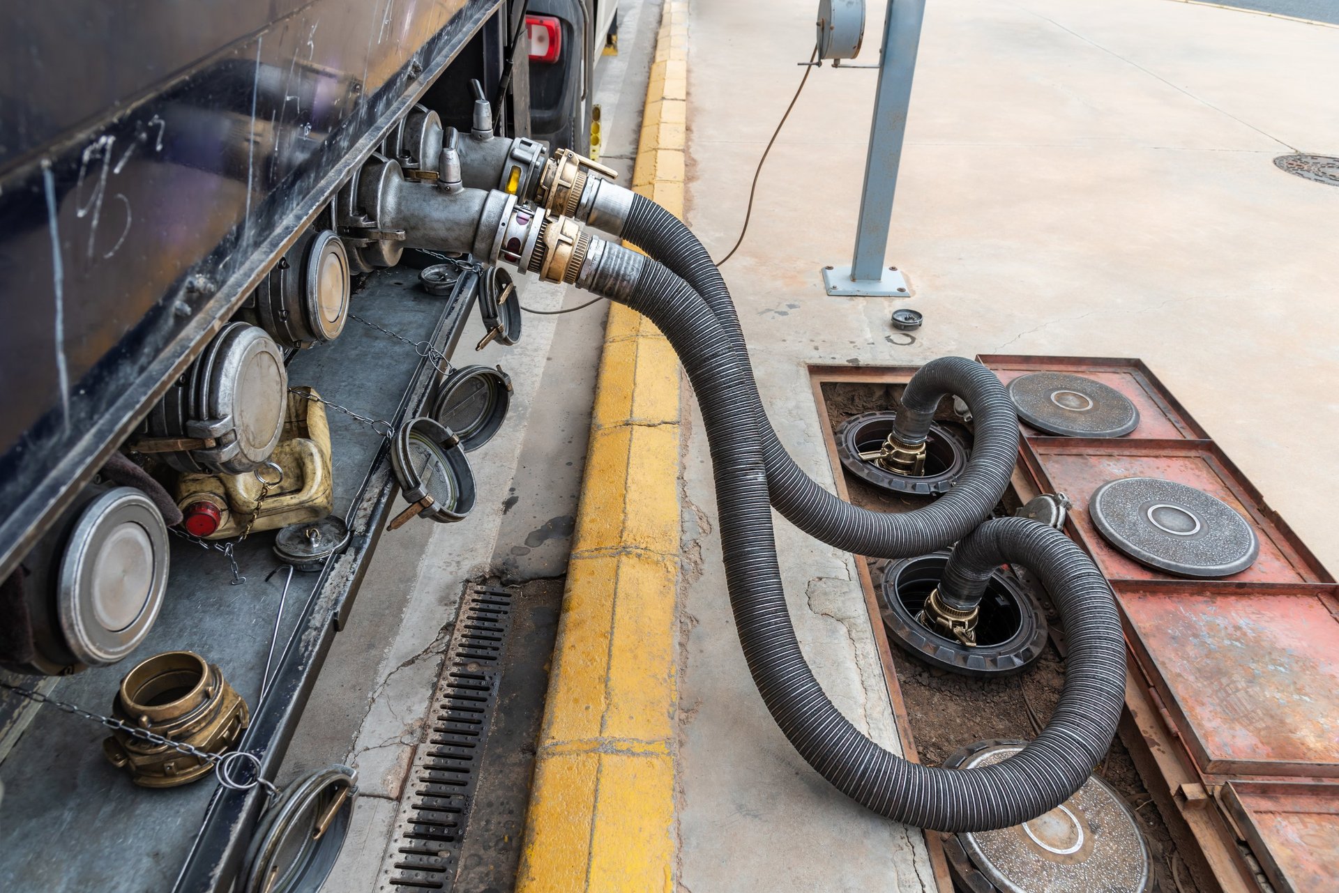 Fuel tanker truck