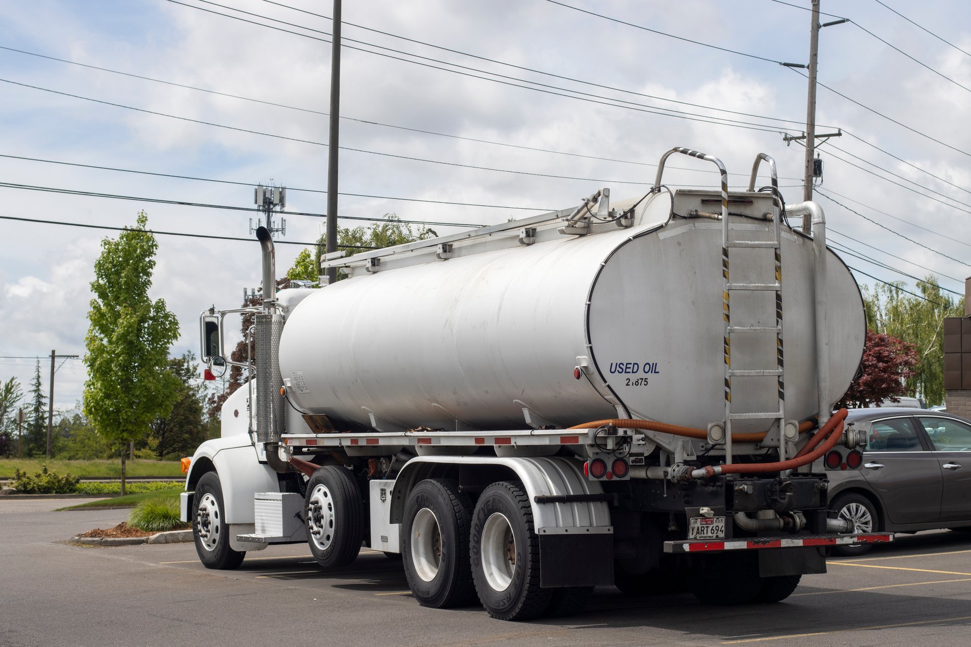 Waste oil collection truck